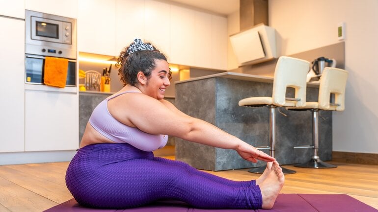 Sitzende Vorbeuge bei Verspannungen im Rücken