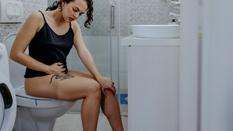 Manchmal kommt es bei Divertikulitis zu Schmerzen beim Wasserlassen