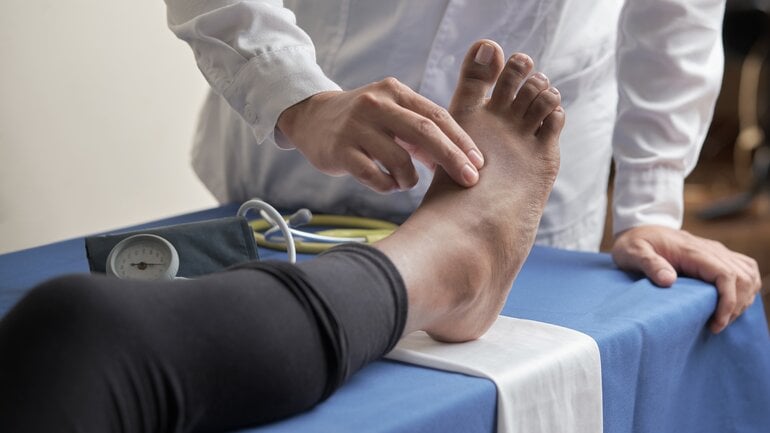 Schwacher oder fehlender Puls an Füßen ist Symptom bei PAVK