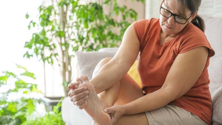 Kribbeln oder Taubheitsgefühl sind Symptome der PAVK