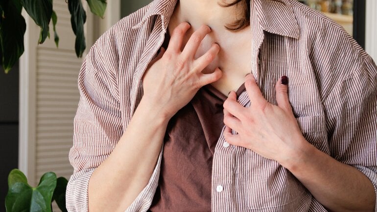 Starker Juckreiz ist Symptom bei Raupendermatitis