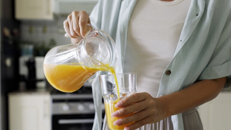 Elektrolytlösung mit Apfel- oder Orangensaft selber machen