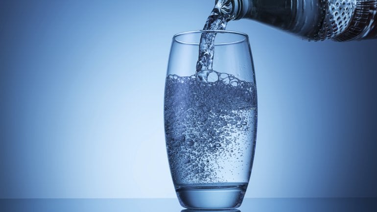 Stilles Wasser oder Wasser mit Kohlensäure trinken?