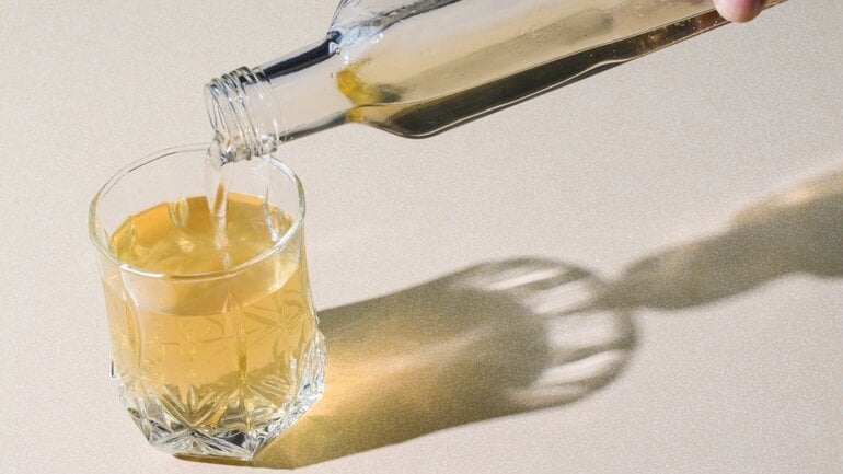 Fruchtfliegenfalle mit Essig und Spülmittel selber machen