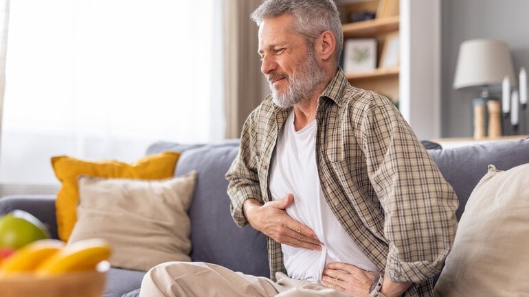 Gallengangskarzinom: Druckgefühl im Oberbauch ist mögliches Symptom
