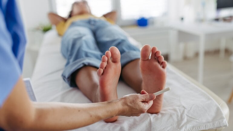 Lähmungserscheinungen sind Symptome bei Guillain-Barré-Syndrom