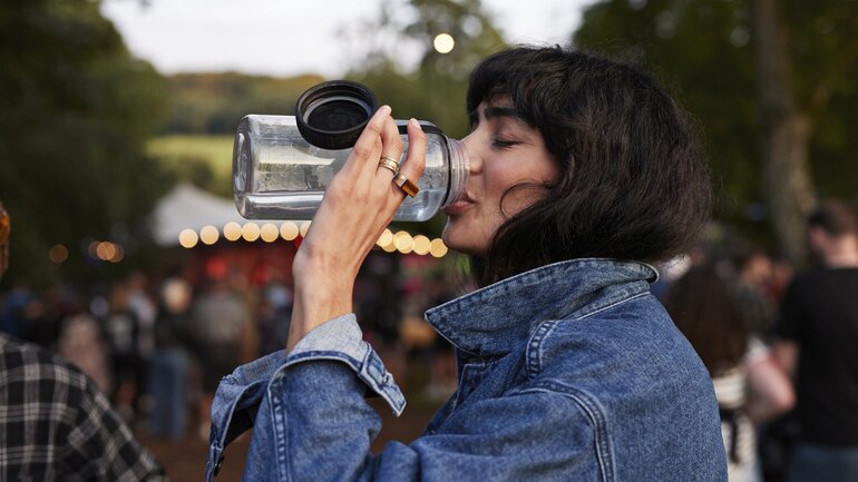 Menschen mit gesundem Stuhlgang trinken ausreichend