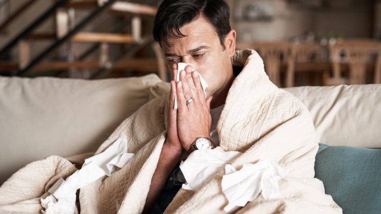 Halsschmerzen und Schnupfen: Grippe oder Erkältung