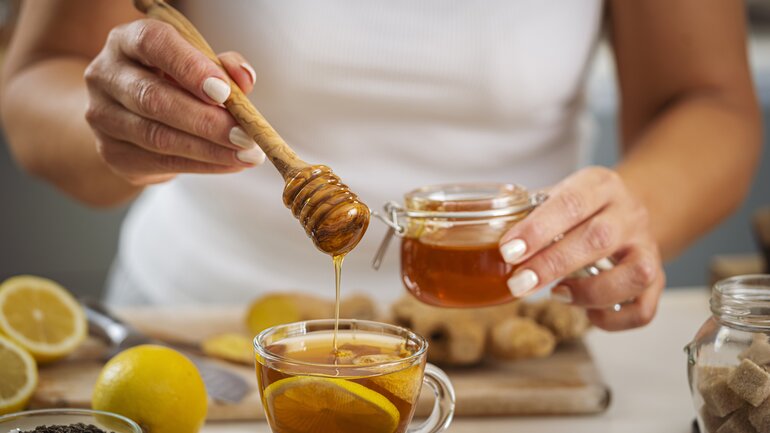Hausmittel bei Grippe: Honig und Ingwer