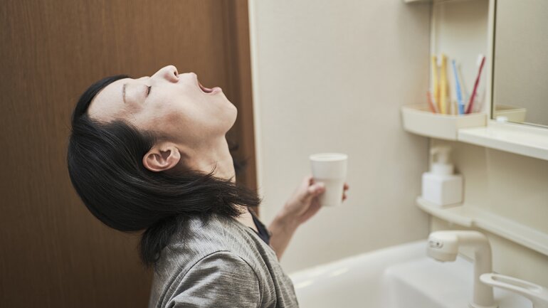 Grippe schnell loswerden durch Gurgeln?