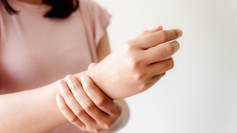 Was löst Schmerzen im Handgelenk außen an der Kleinfingerseite aus?