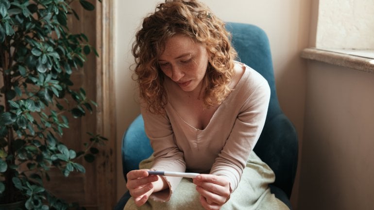 Hashimoto: Zyklusstörungen und Unfruchtbarkeit sind Symptome bei der Frau