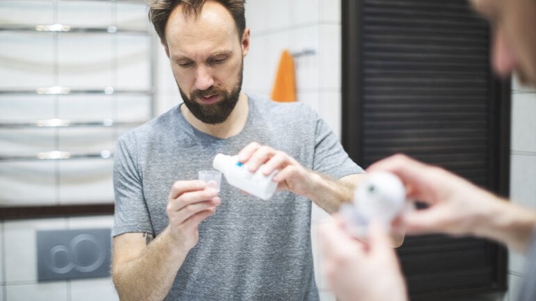 Gurgeln ist Omas Hausmittel gegen Erkältung