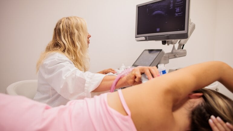 Ultraschall untersucht Lymphknoten bei Hautkrebs
