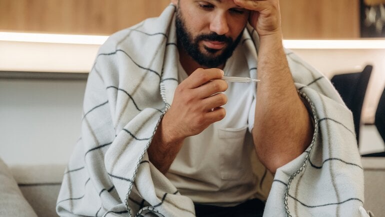 Krankheitsgefühl und Fieber: Symptome bei Hepatitis A