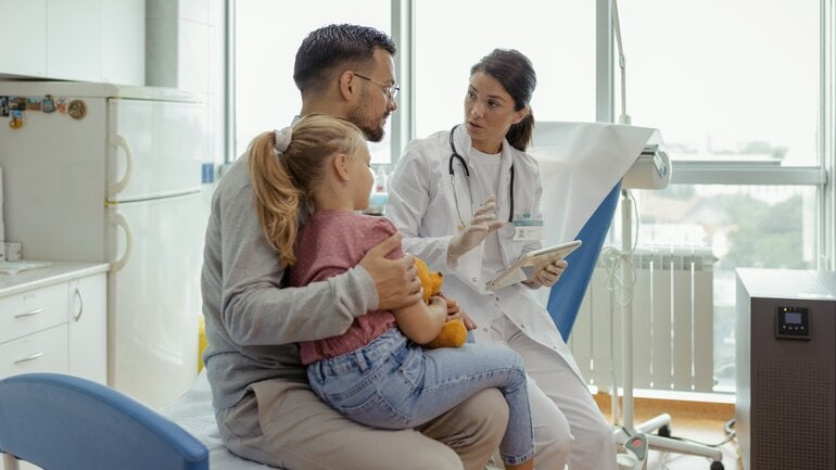 Hepatitis A: Unterschiede zwischen Kindern und Erwachsenen