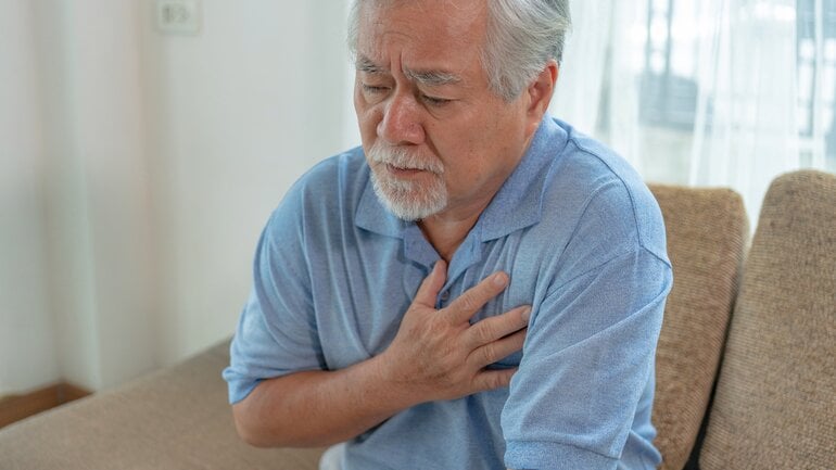 Herzbeutelentzündung: Brustschmerzen als Symptom