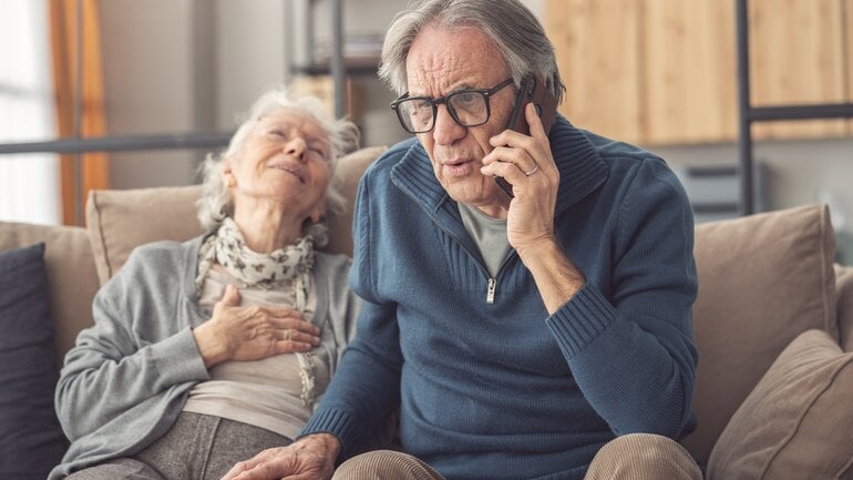 Erste Hilfe bei Herzinfarkt: Notruf (112) wählen