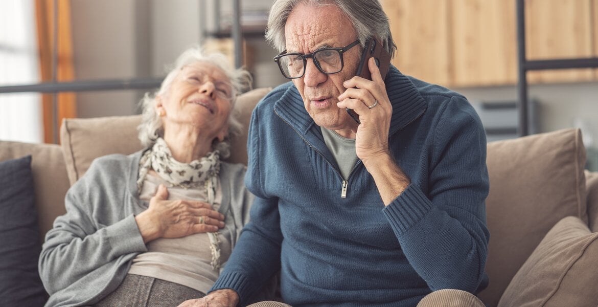 Ein Mann ruft den Notruf, weil seine Frau einen Herzinfarkt hat