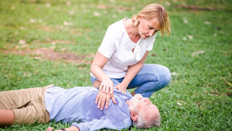 Erste Hilfe bei Herzinfarkt bei Bewusstlosigkeit 