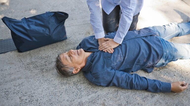 Erste Hilfe bei Herzinfarkt: Herzdruckmassage