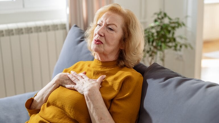 Herzinfarkt bei Frauen: Druck- und Engegefühl in der Brust ist Symptom