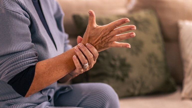 Herzinfarkt: Symptom bei Frauen ist Ziehen in den Armen