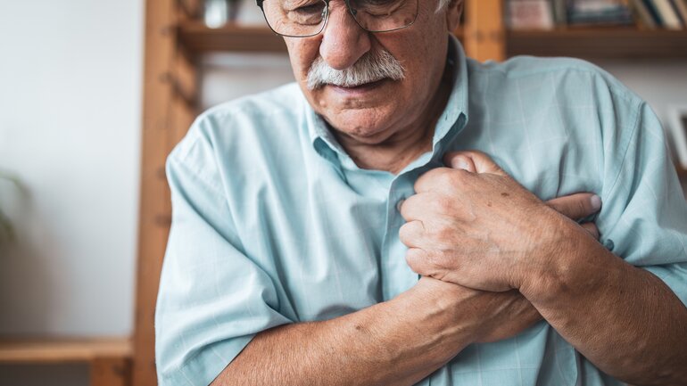 Tumor im Herz: Brustschmerzen als Anzeichen