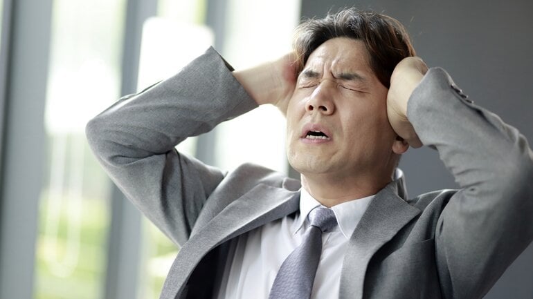 Hirnblutung: Plötzlicher, starker Kopfschmerz ist Symptom