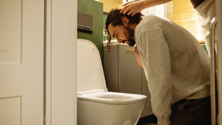 Übelkeit und Erbrechen als Symptome bei Hirnblutung