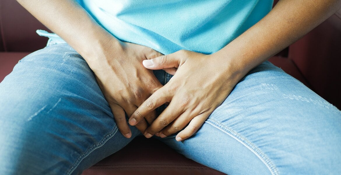 Hodeninfarkt: Ein anonymer Mann fasst sich in den Schritt aufgrund von Schmerzen