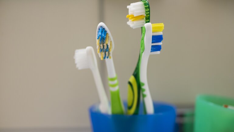 Häufig voller Keime: Zahnbürsten und Becher