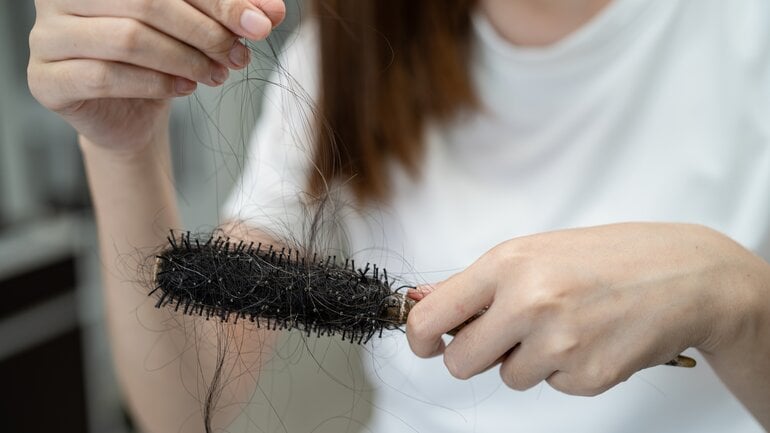 Haarbürsten sind Keimschleudern im Haushalt