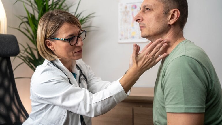 Knoten am Hals kann Zyste sein