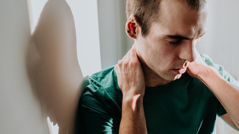 Knoten am hinteren Hals durch Muskelverspannungen