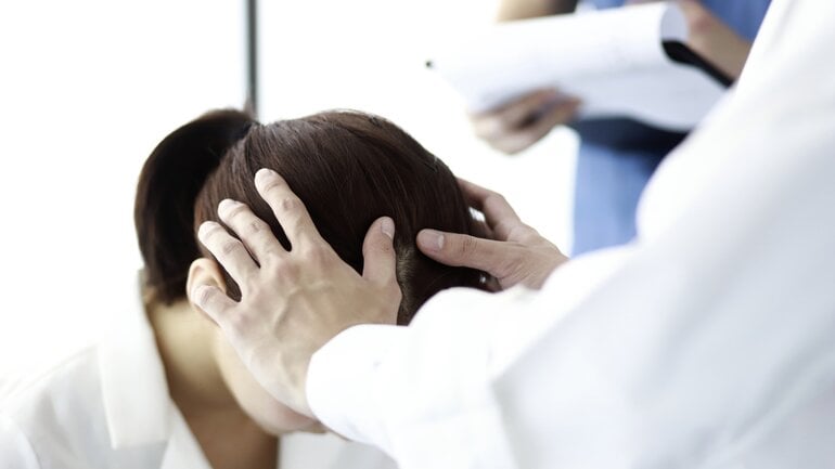 Knubbel am Kopf: Beule nach Stoß