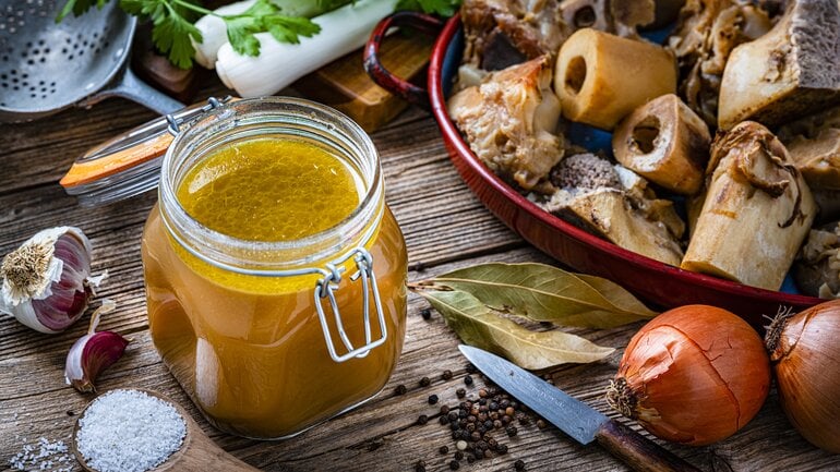 Lebensmittel mit Kollagen: Kraftbrühe ist ideal