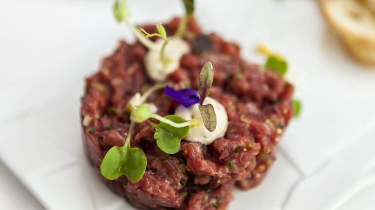 Rohes Fleisch oder roher Fisch bei Hitze? Besser nicht