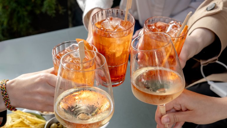 Auf Alkohol bei Hitze besser verzichten