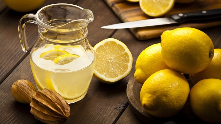 Zitronenwasser hilft bei der Leberentgiftung