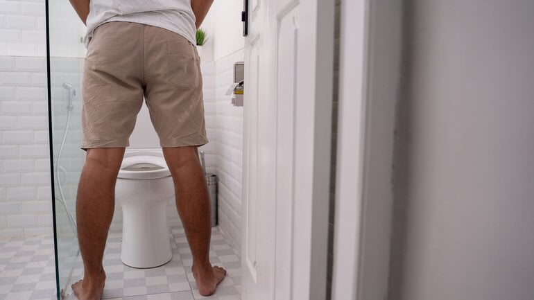 Symptom bei Leberentzündung: Dunkler Urin