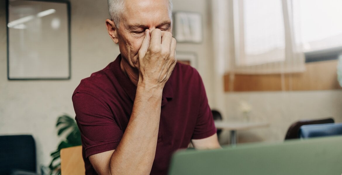 Mann mit Leberfibrose hat Symptome und leidet unter Müdigkeit und Konzentrationsproblemen.