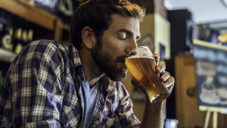 Alkohol ist eine häufige Ursache für zu hohe Leberwerte