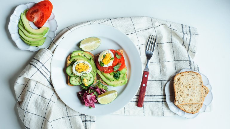 Stulle mit Tomate, Gurke und Ei: ein leichtes Frühstück