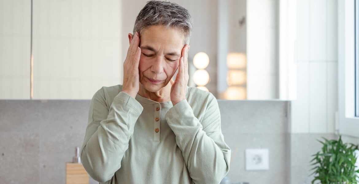 Eine Frau hat Kopfschmerzen