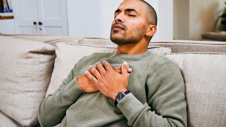 Lungenentzündung-Symptome: Atemnot, Brustschmerzen und schneller Puls
