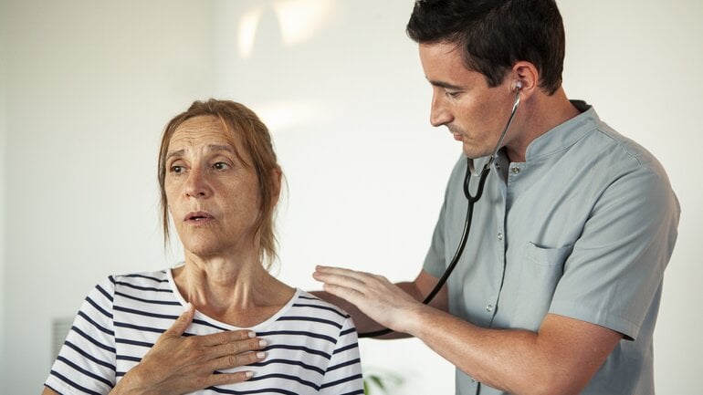 Wasser in der Lunge: Atemgeräusche sind Symptom