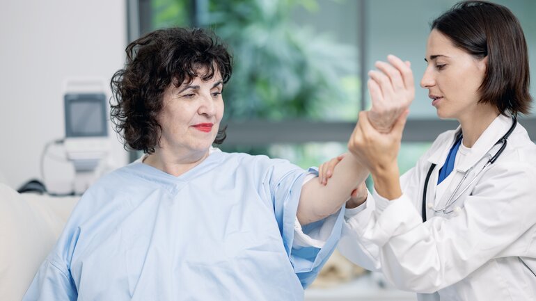 Muskelschwäche: Mögliches Symptom bei Eiweiß- oder Vitamin-B1-Mangel