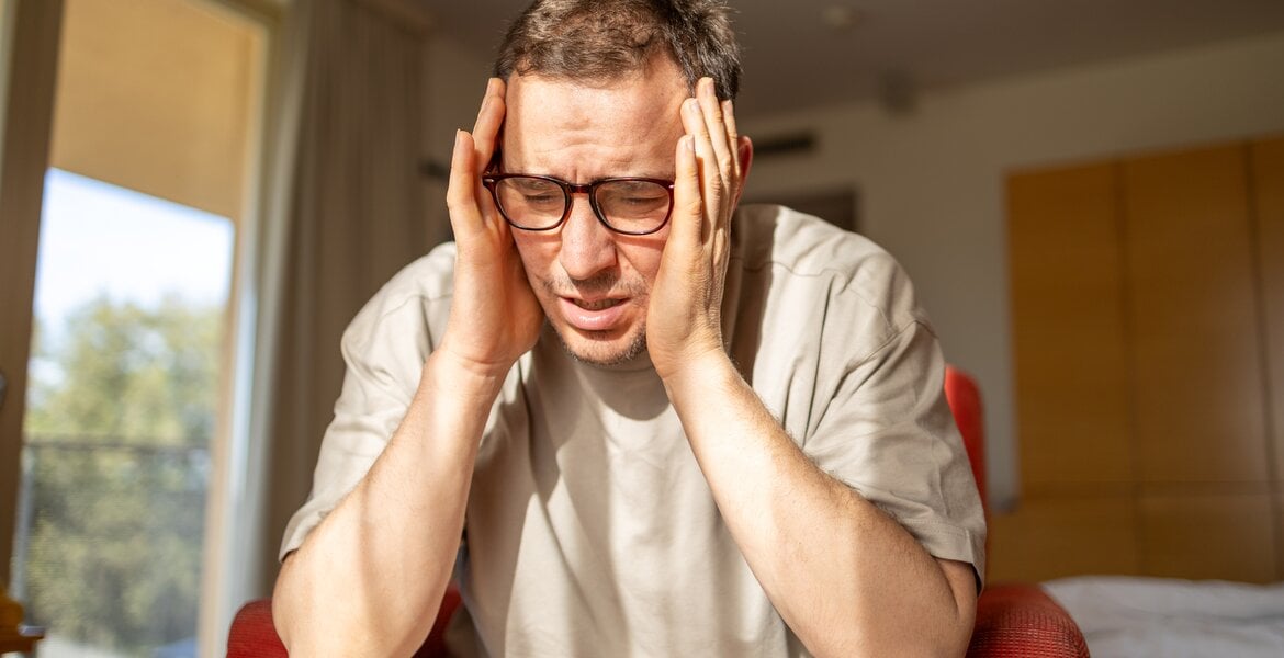 Mann hat starke, neu auftretende Kopfschmerzen, die ein Symptom eines Meningeoms sein können.
