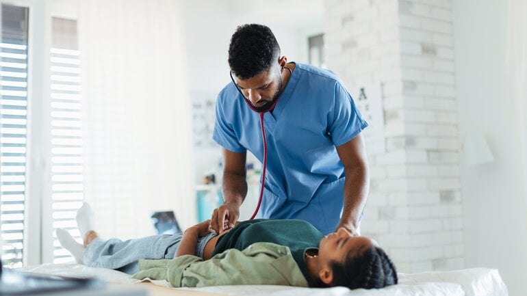 Milzriss: Druck- und Spannungsgefühl im Bauch sind Symptome